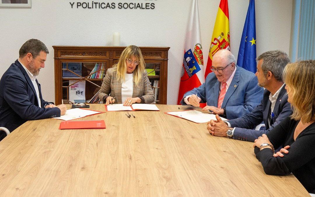 La consejera de Empleo firma los convenios de las Oficinas de Rehabilitación para facilitar el acceso de los ciudadanos a las ayudas europeas